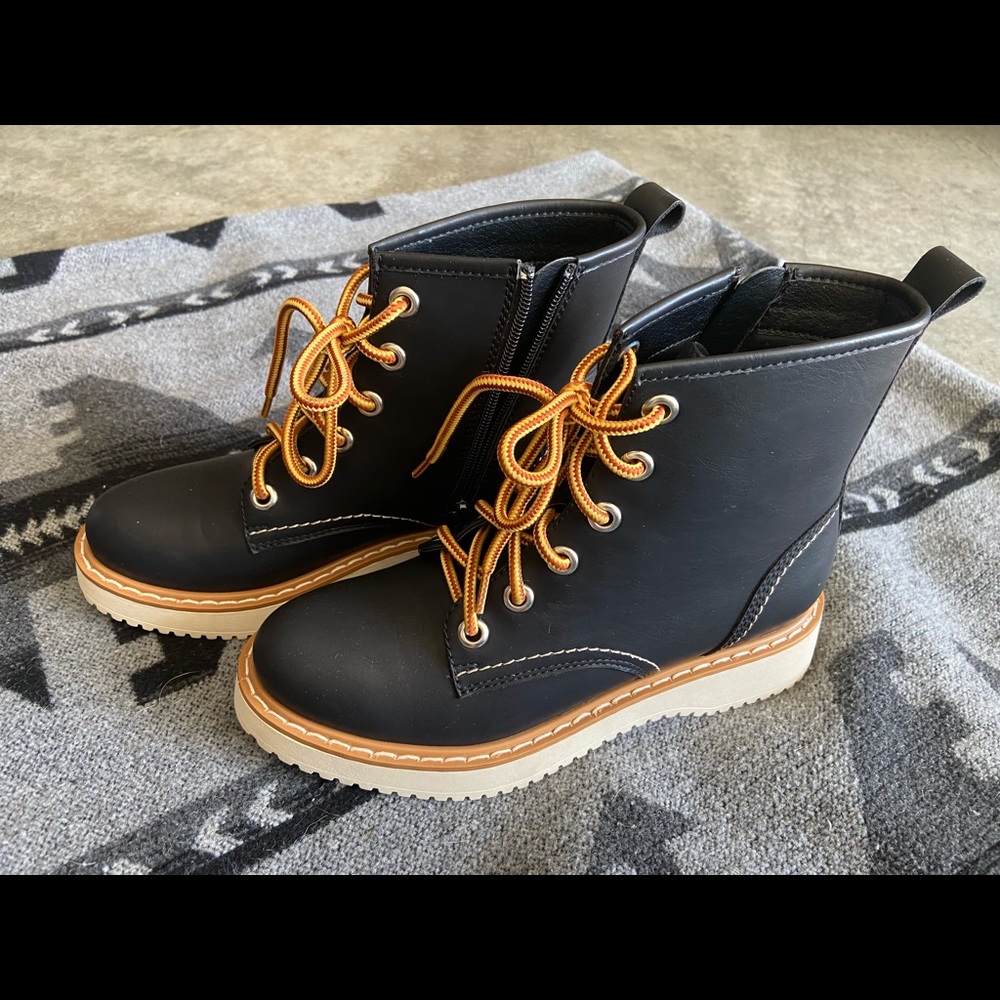 New Madden girl combat boots size 7 - fit like a 6 1/2